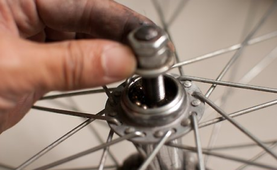 The image shows that the bicycle bearing is lacking lubrication