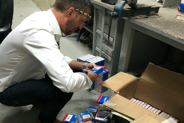 Engineer is inspecting whether the goods are counterfeit bearings.