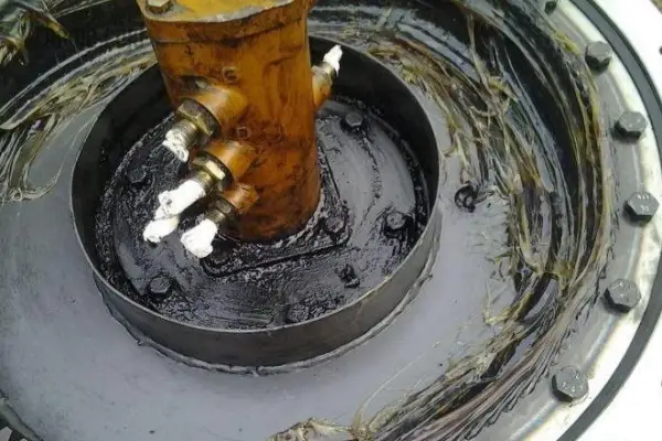 An image of a slewing bearing with dirty, gritty grease.

