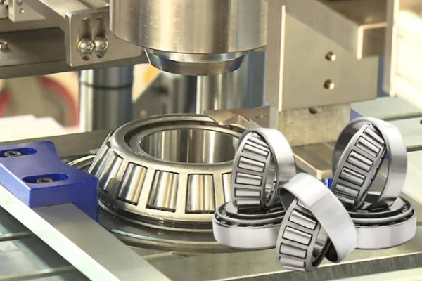 The picture shows the production environment of TFL and the single-row cylindrical roller bearings produced there.
