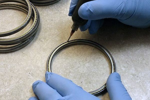 The picture shows how to lubricate thin-walled bearings again.